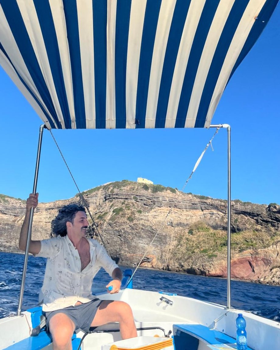 L’host di Ca’ Angeletto in barca sul mare